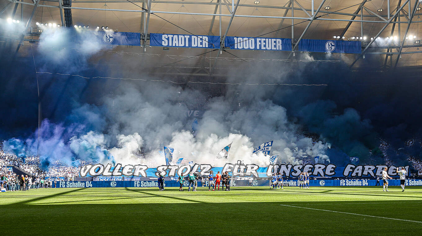 Pyrotechnik beim Heimspiel gegen Rostock: FC Schalke 04 muss Geldstrafe zahlen © imago