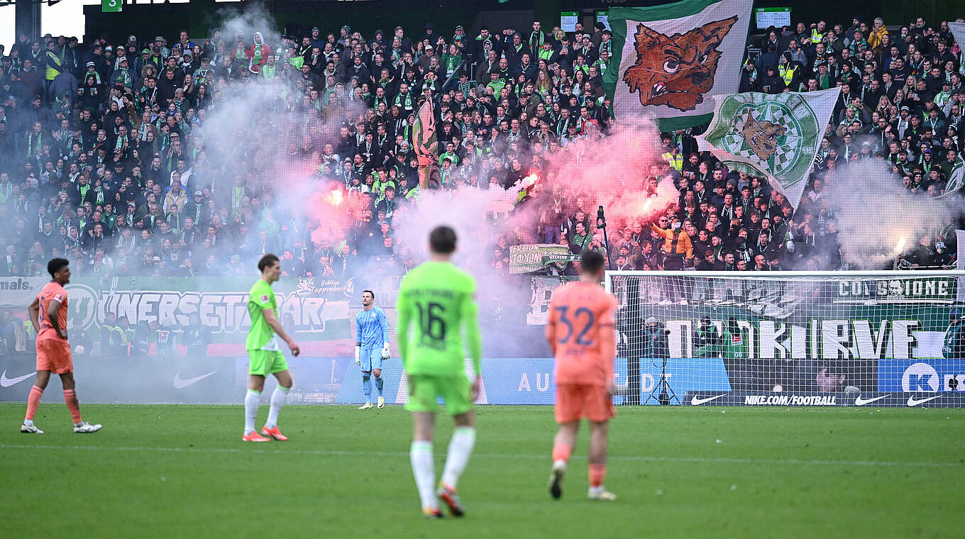 Pyrotechnik gezündet: VfL Wolfsburg muss Geldstrafe zahlen © IMAGO/RHR-Foto
