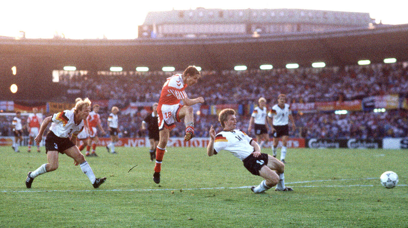 Sensation in Göteborg: Kim Vilfort (M.) trifft im EM-Finale 1992 zum 2:0-Endstand © Imago