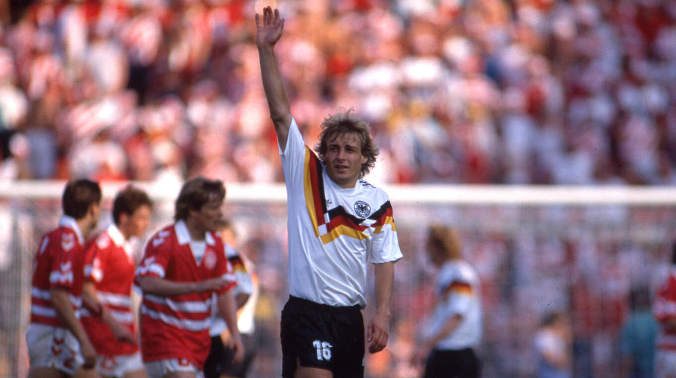 EM 1988: Das Spiel geht mit 2:0 an die DFB-Auswahl und Torschütze Klinsmann © Imago