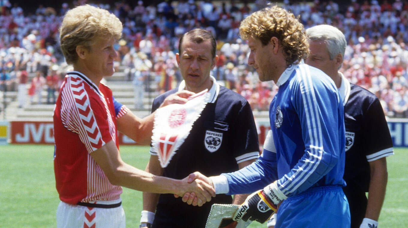 WM 1986: Handshake der Kapitäne Morten Olsen (l.) und Toni Schumacher © Imago