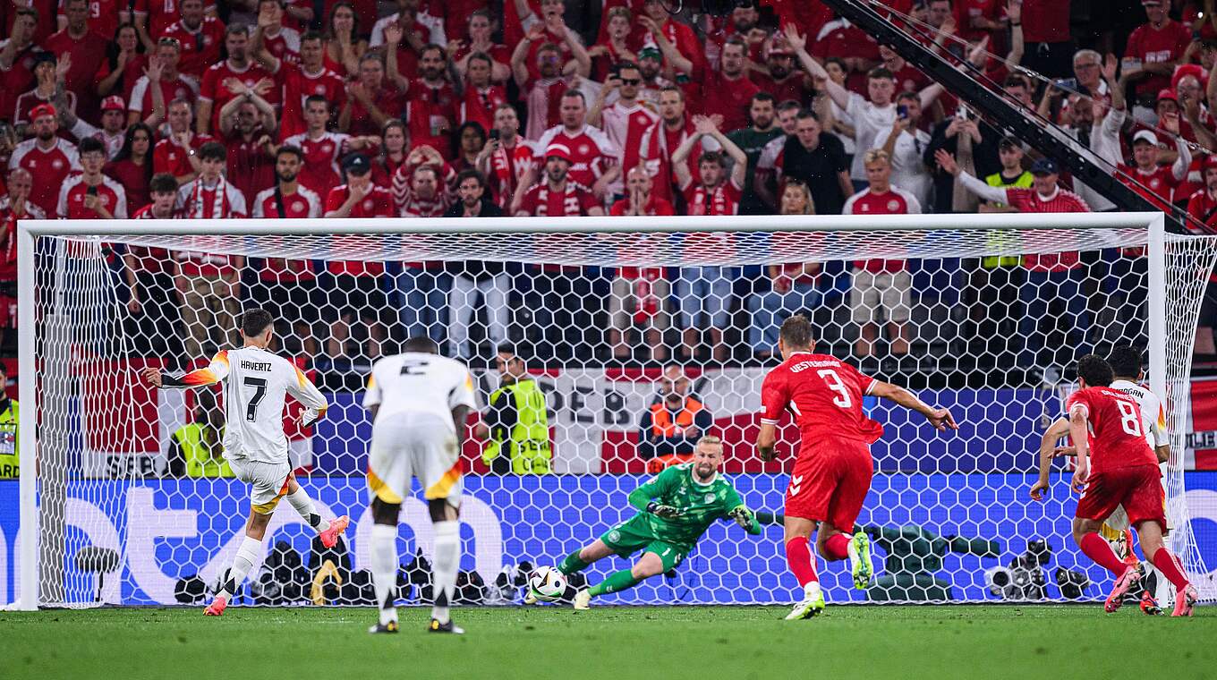 Cool vom Elfmeterpunkt: Havertz (l.) verwandelt sicher zur Führung © UEFA/Getty Images