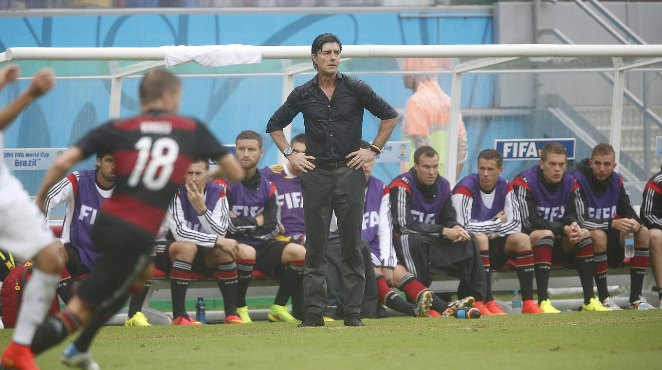 Nass bis auf die Knochen: Bundestrainer Joachim Löw beim USA-Spiel 2014 © imago