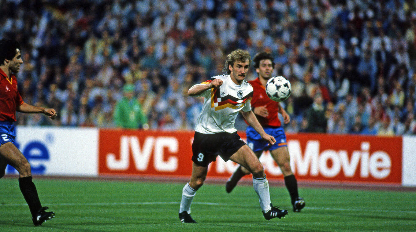 Doppelpack beim 2:0 gegen Spanien in München bei der EM 1988: Rudi Völler (v.) © Imago