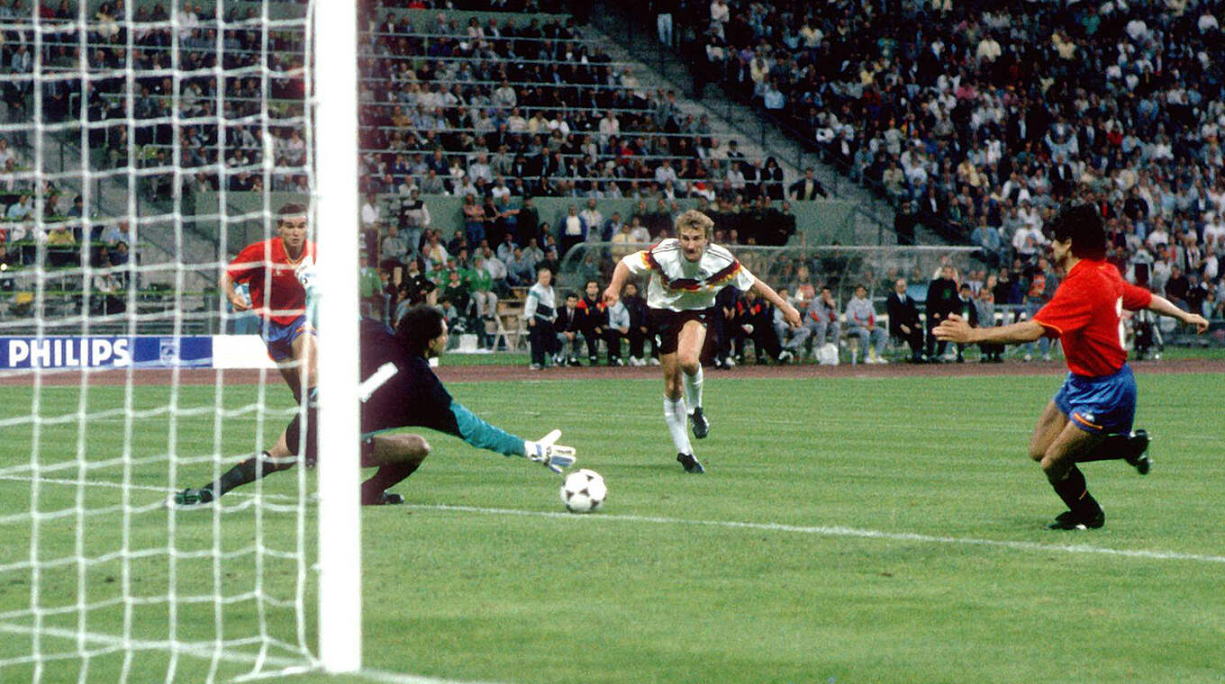 EM 1988 im eigenen Land: Rudi Völler trifft gegen Spanien doppelt © imago