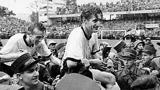 4. Juli 1954: Kapitän Fritz Walter mit dem WM-Pokal © imago