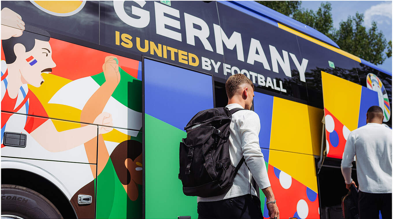 Auf geht's zum Viertelfinale: Das DFB-Team reist per Bus nach Stuttgart © Philipp Reinhard/DFB