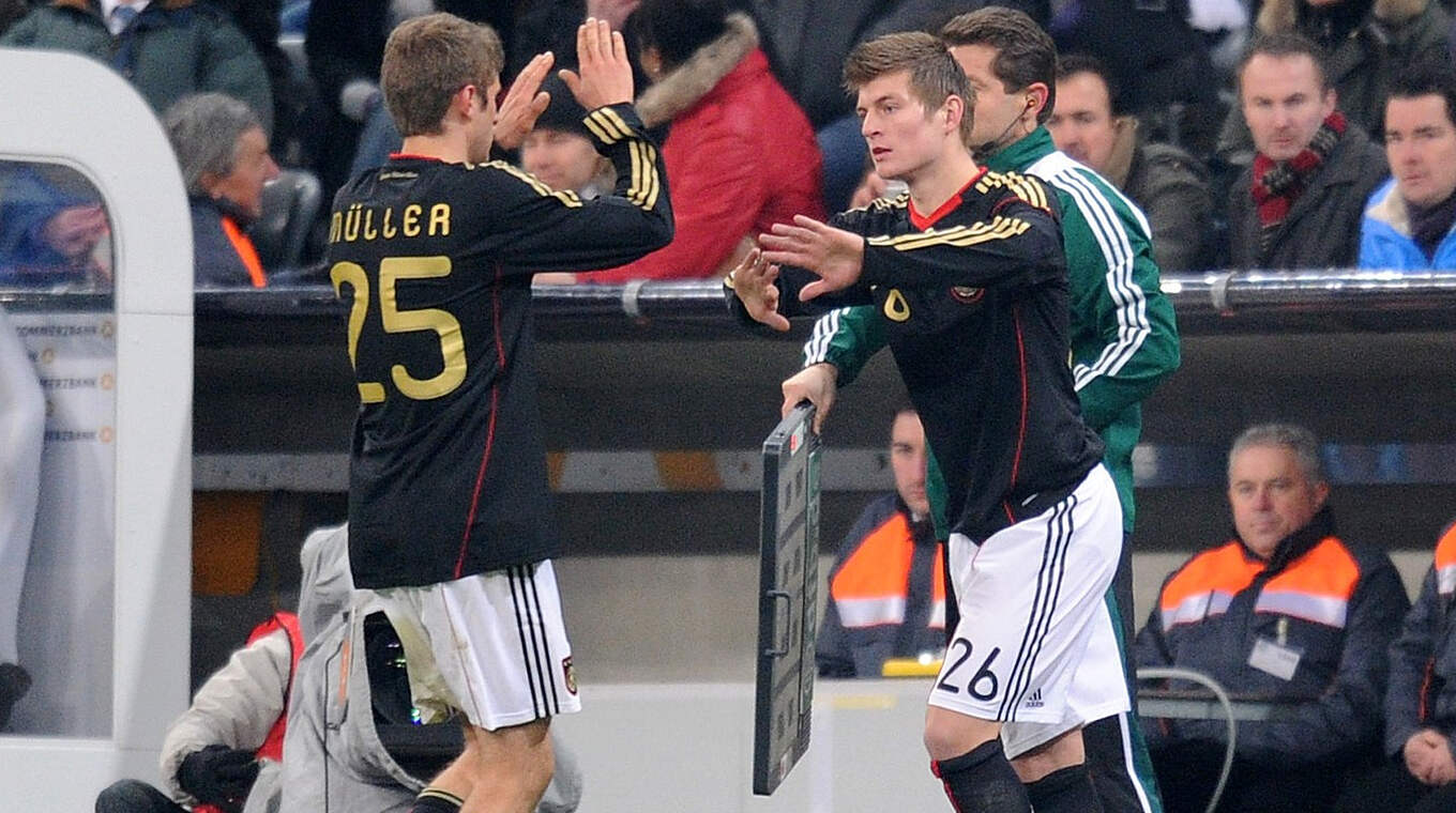 Premiere: Toni Kroos wird im März 2010 im Spiel gegen Argentinien für Thomas Müller eingewechselt © Picture Alliance/Pressefoto Ulmer