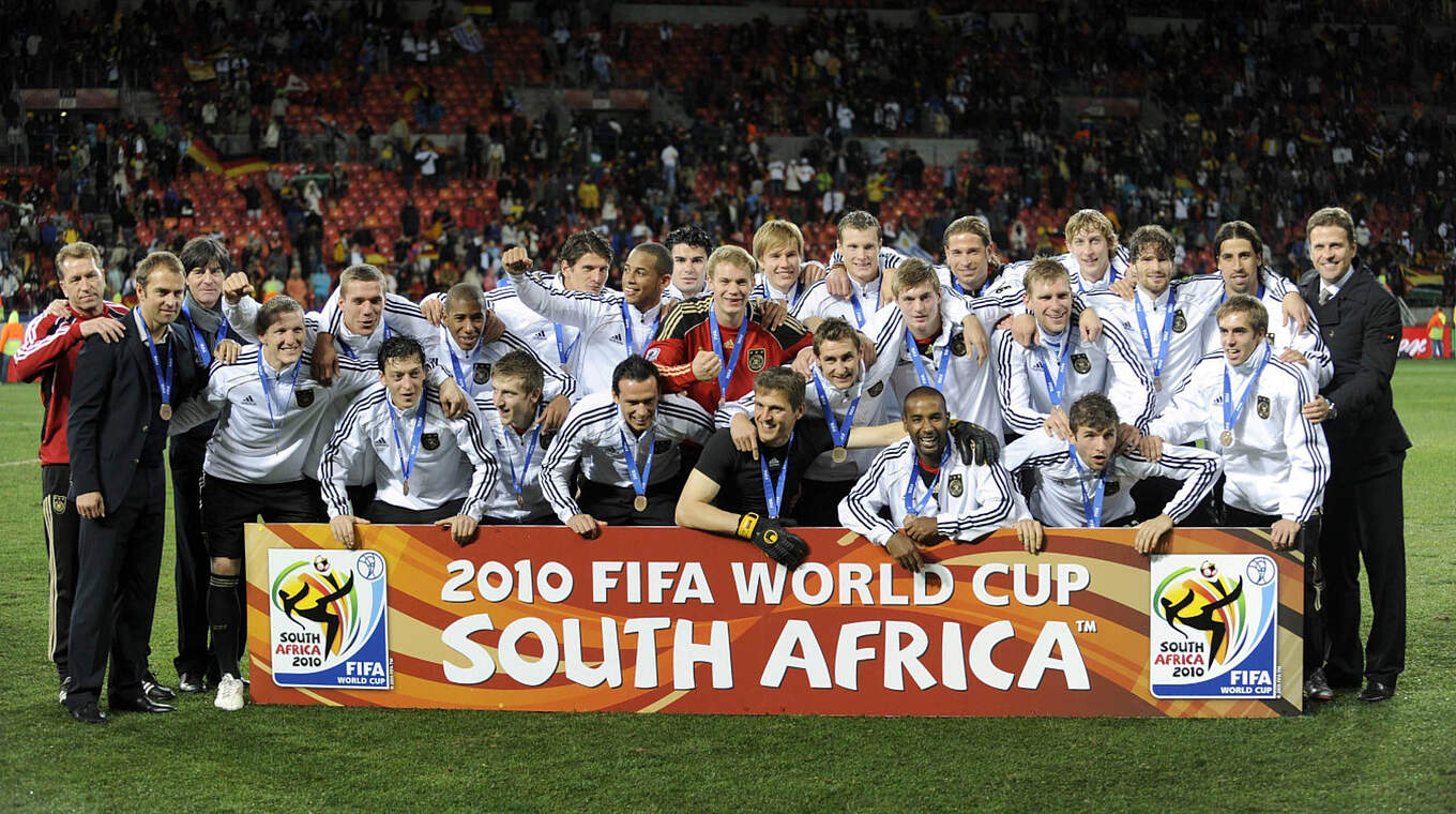 Im gleichen Jahr wird der Mittelfeldspieler (Mitte, Dritter von rechts) mit dem DFB-Team WM-Dritter in Südafrika © imago/Sven Simon