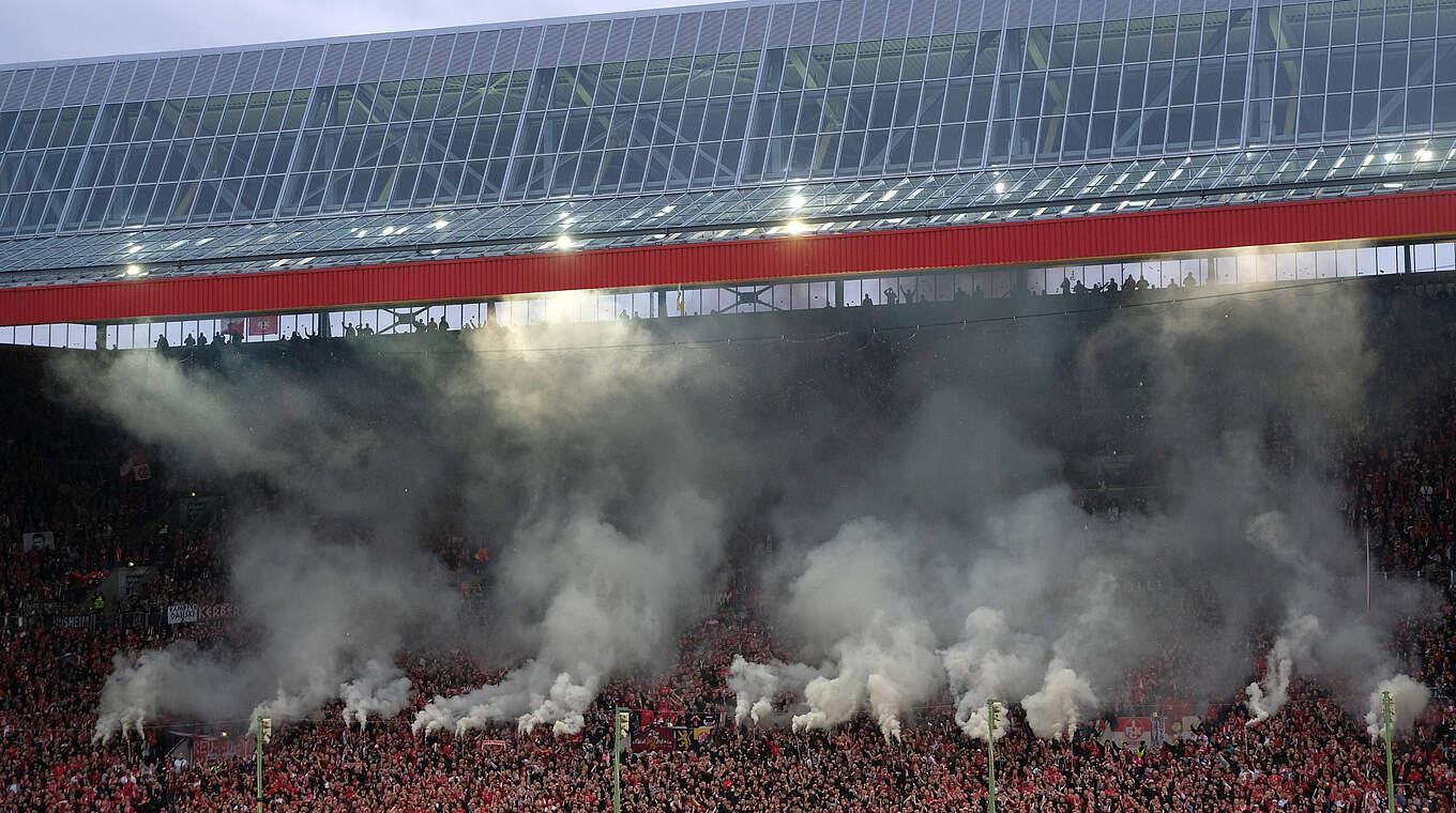 Einsatz von Pyrotechnik: Geldstrafe für den 1. FC Kaiserslautern © Imago