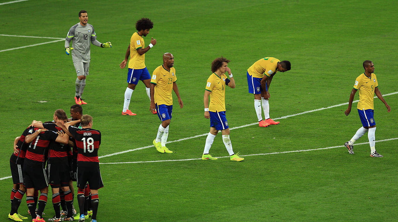 Ein Bild mit symbolischem Charakter: Deutschland überrollt Brasilien im Halbfinale © imago