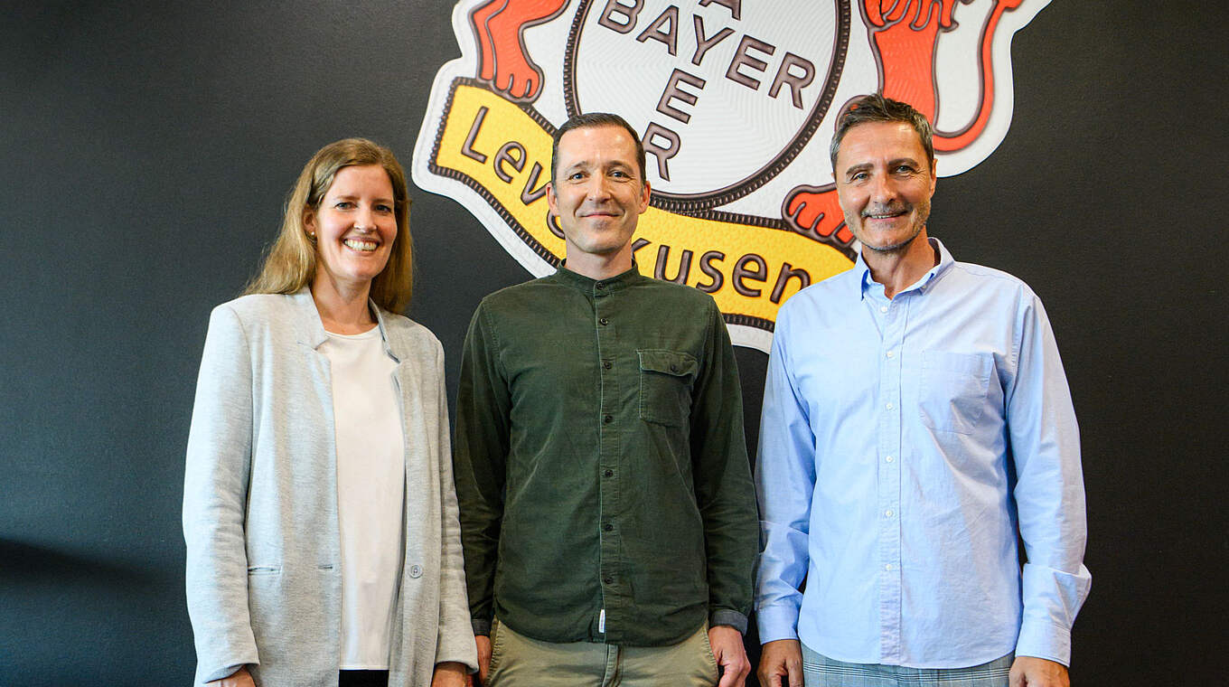 "Wertschätzende Gespräche": Roberto Pätzold (M.) mit Linda Schöttler und Achim Feifel  © Bayer 04 Leverkusen