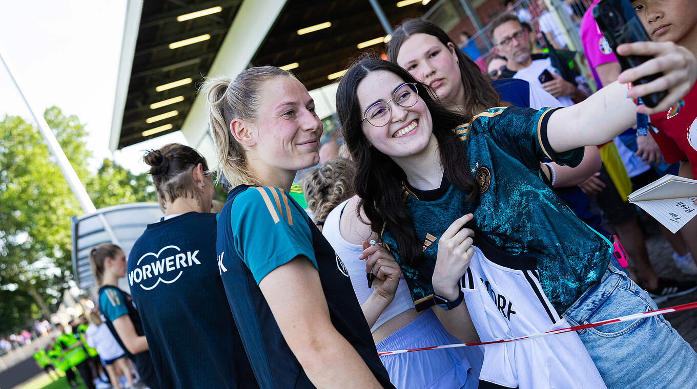 Selfie mit Sarai Linder (l.): "Die Fans geben Rückhalt, wenn es mal nicht so läuft" © Yuliia Perekopaiko/DFB