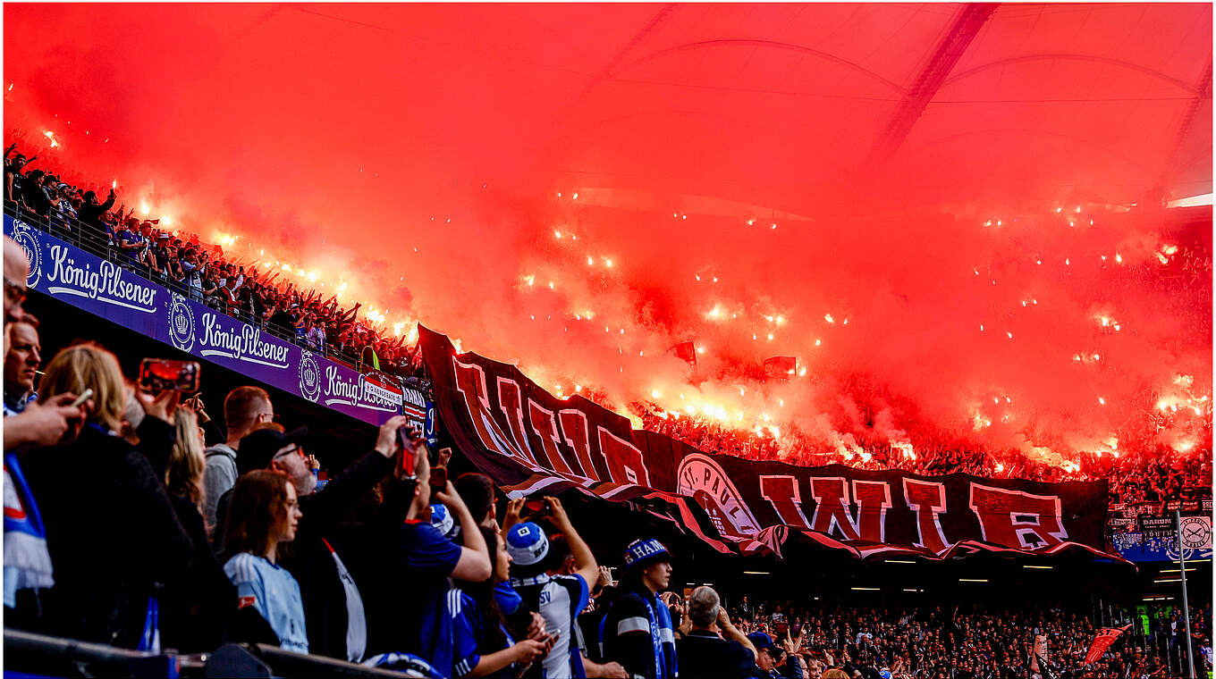 Zünden im Derby ebenfalls massiv Pyrotechnik: Auch St. Pauli muss Geldstrafe zahlen © Getty Images