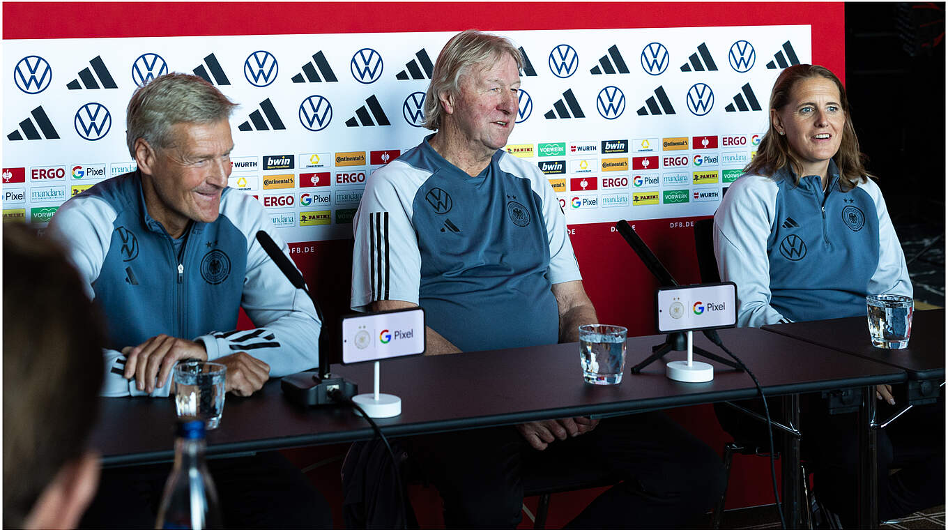 Nörenberg, Hrubesch und Carlson (v.l.): "Wir sind ein super Team" © Yuliia Perekopaiko/DFB