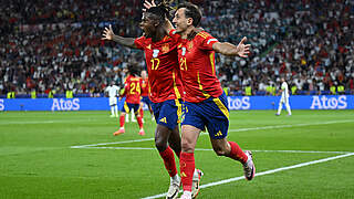 Vierter EM-Titel: Spaniens Torschützen Nico Williams und Mikel Oyarzabal jubeln © Getty Images