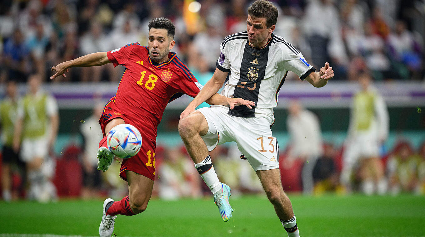 WM 2022: Müller im Kampf um den Ball gegen Spaniens Jordi Alba © GES