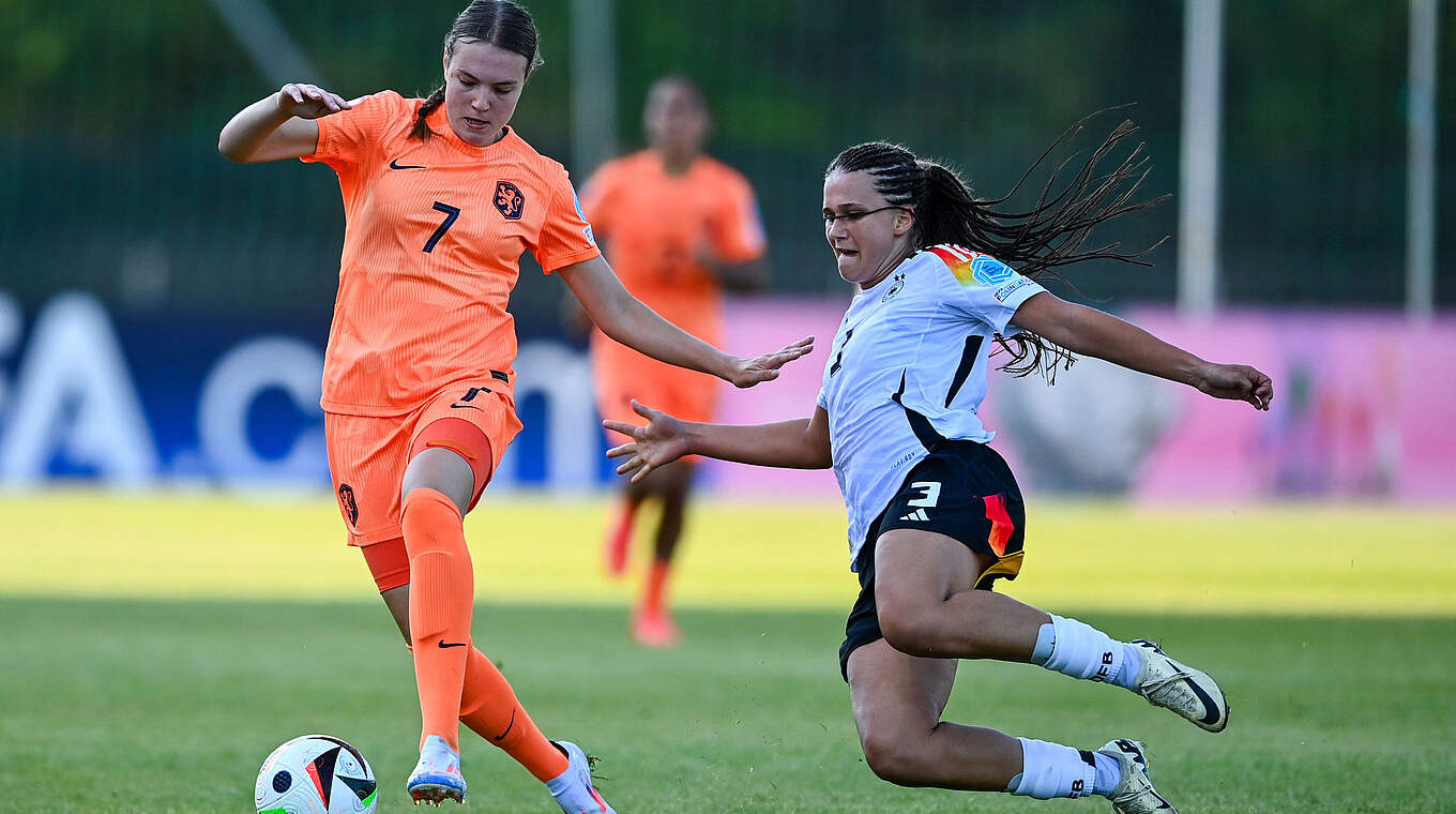 Voller Einsatz: Julia Mickenhagen im Kampf um den Ball gegen die Niederlande © UEFA via Getty Images