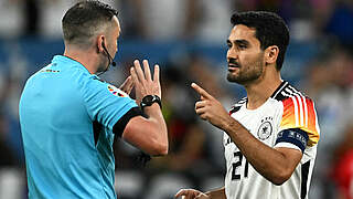Richtiger Ansprechpartner auf dem Platz: Referee Oliver mit DFB-Kapitän Gündogan (r.) © Getty Images