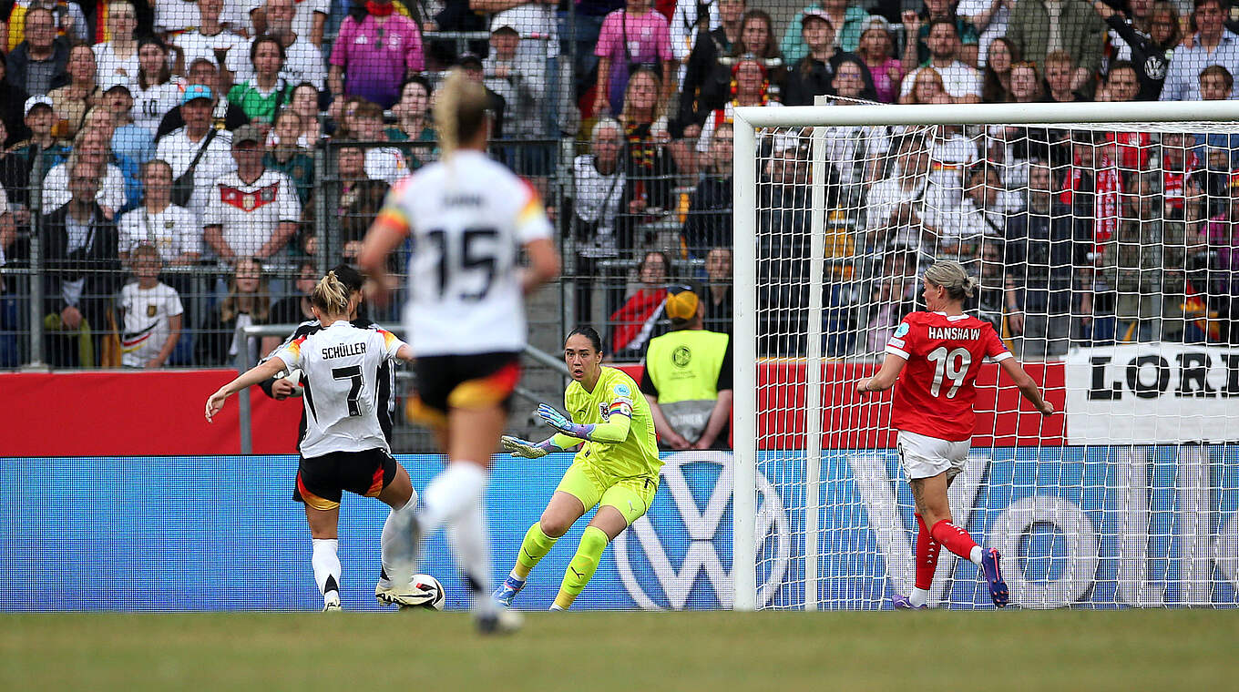 Lea Schüller nets Germany's third goal from close range © imago