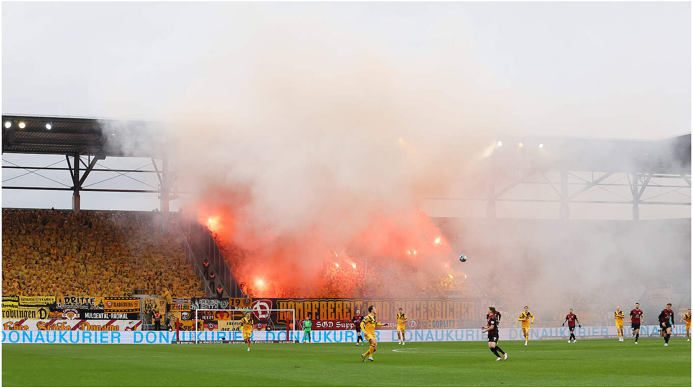 Auch Pyrotechnik in Ingolstadt gezündet: Dynamo Dresden muss Geldstrafen zahlen © imago