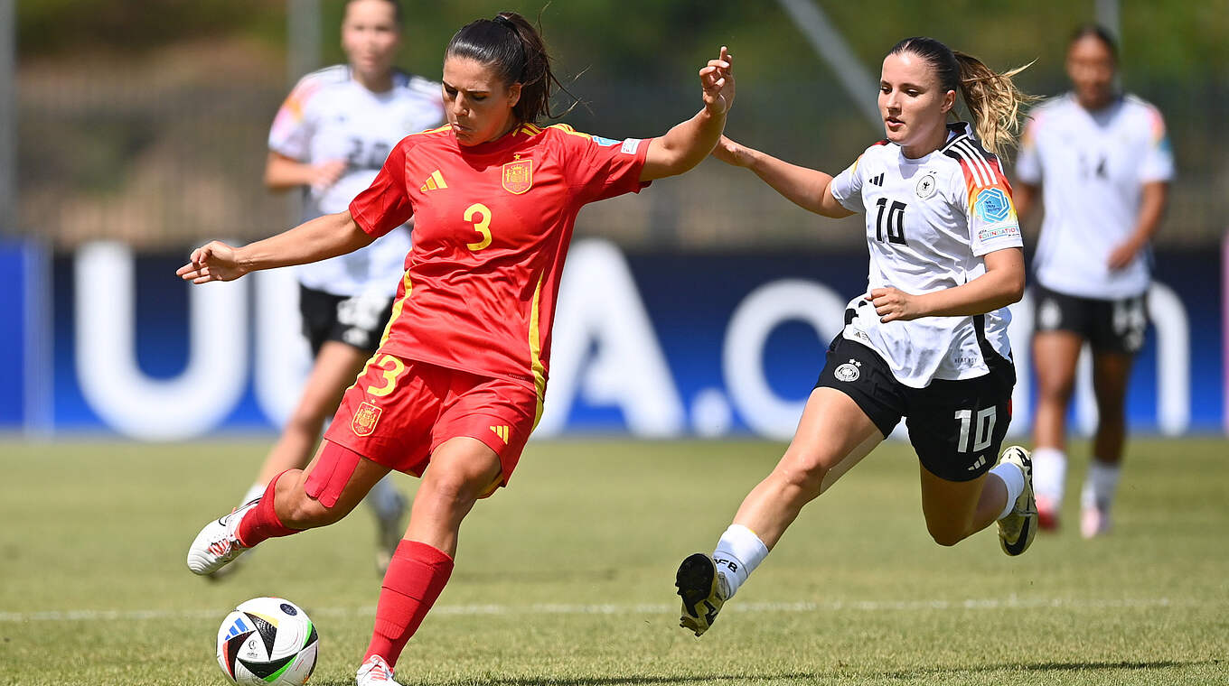 Einen Schritt zu spät: Estrella Merino Gonzalez (r.) und die deutsche U 19 gegen Spanien © Kim Evans/ UEFA
