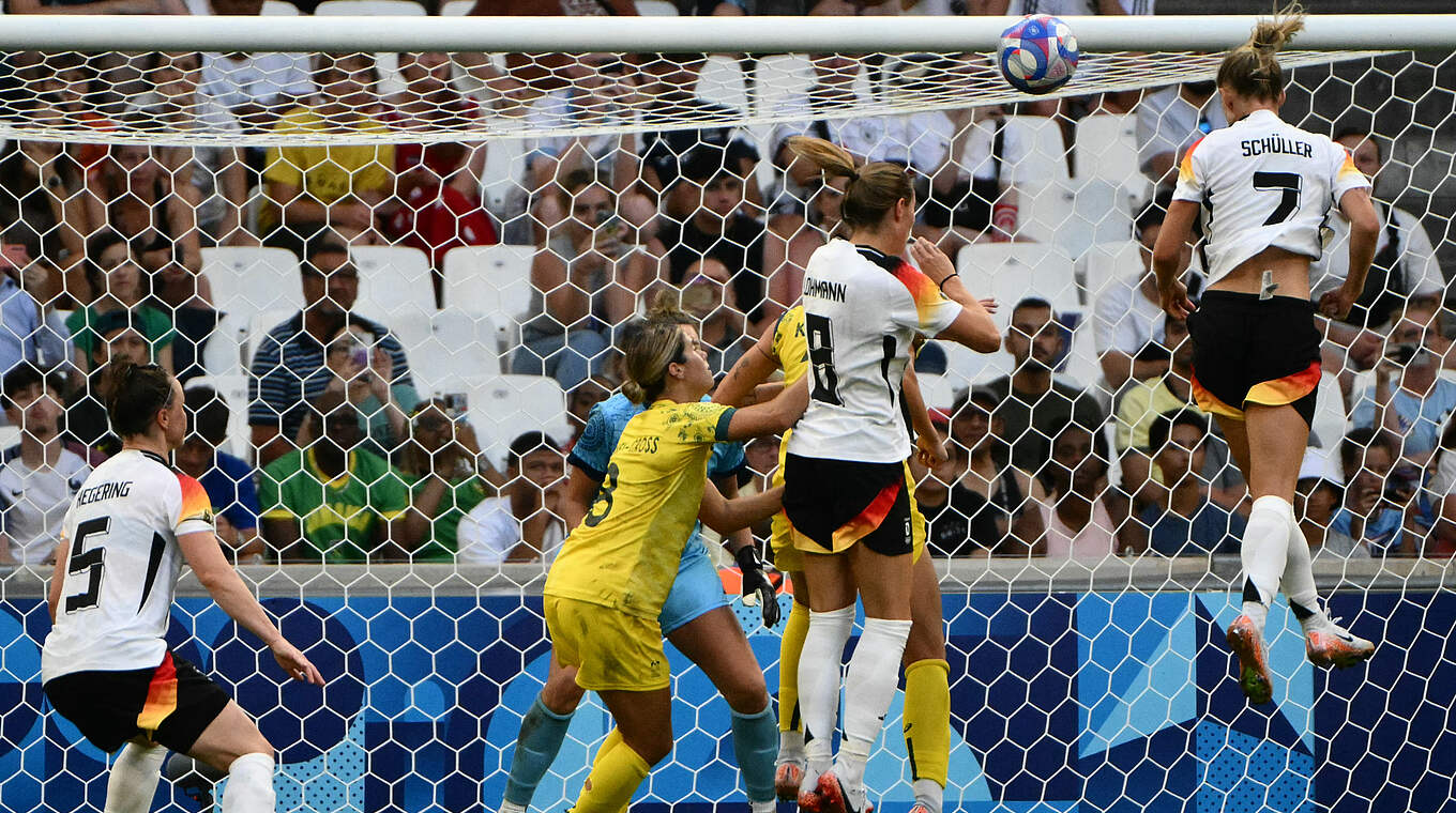 Lea Schüller rises highest to make it 2-0. © AFP/Getty Images