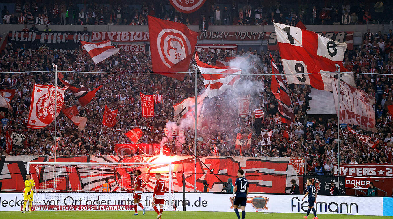 Unsportliches Verhaten der Anhänger: Fortuna Düsseldorf muss Gelstrafe zahlen © Imago