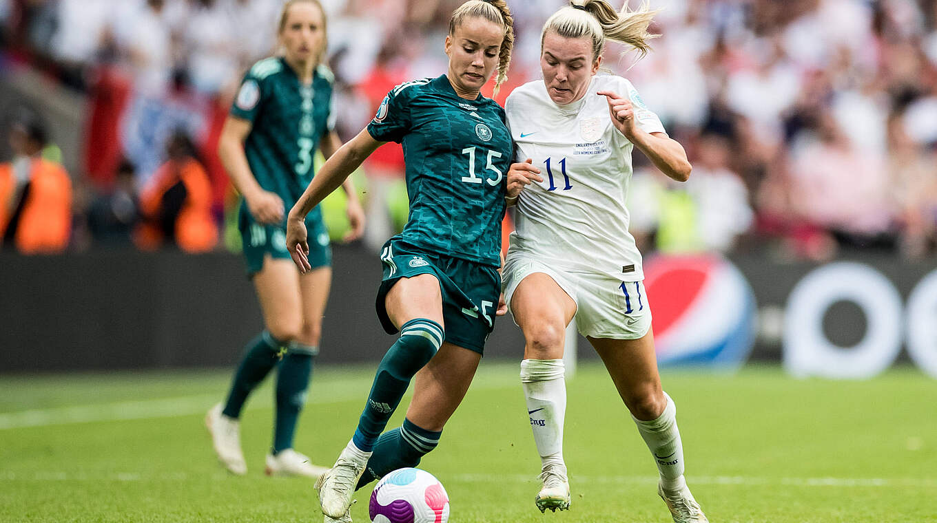 A rematch of the EURO 2022 final: Giulia Gwinn battles for the ball with Lauren Hemp © Imago