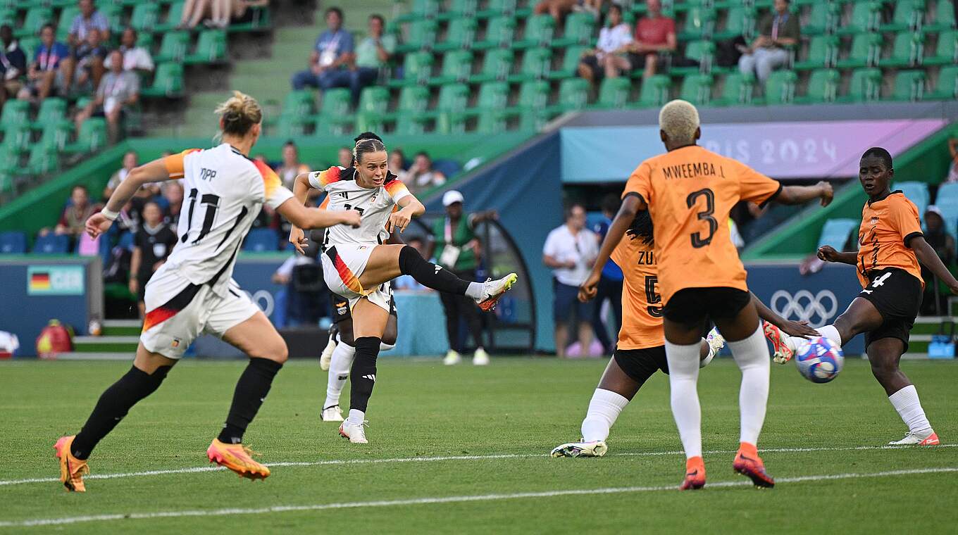 Zweiter Streich: Klara Bühl (2.v.l.) netzt aus der Distanz zum 2:0 ein © Getty Images