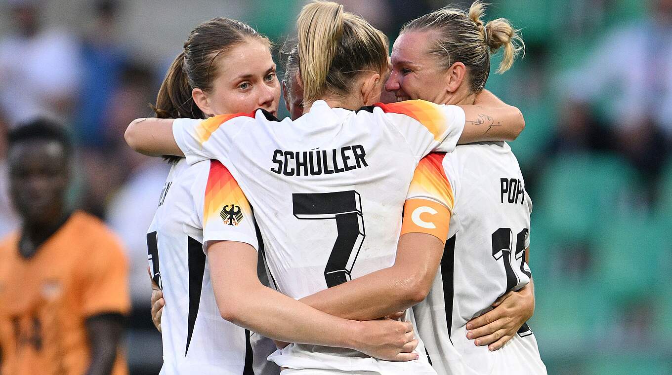 Sjoeke Nüsken (l.), Lea Schüller(M.) und Alexandra Popp © Getty Images