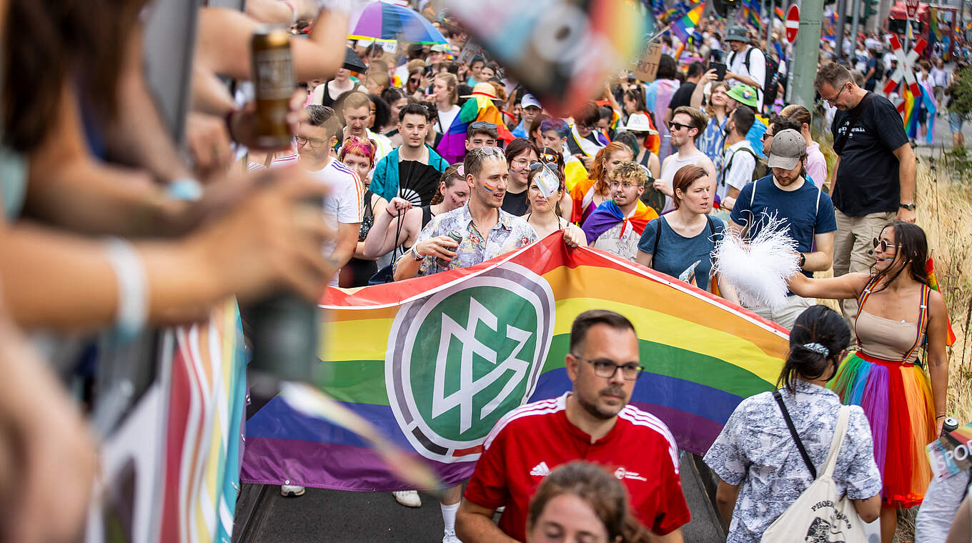 In den Farben des Regenbogens: Der DFB feiert mit beim CSD in Frankfurt © DFB