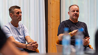 Beim Austausch in Herzogenaurach: Michael Köllner (l.) und Alexander Zorniger © Thomas Boecker/DFB