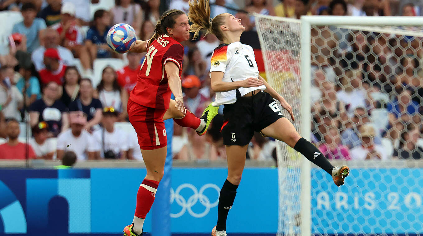 Janina Minge (r.) goes up for a header against Vanessa Gilles.  © Getty Images