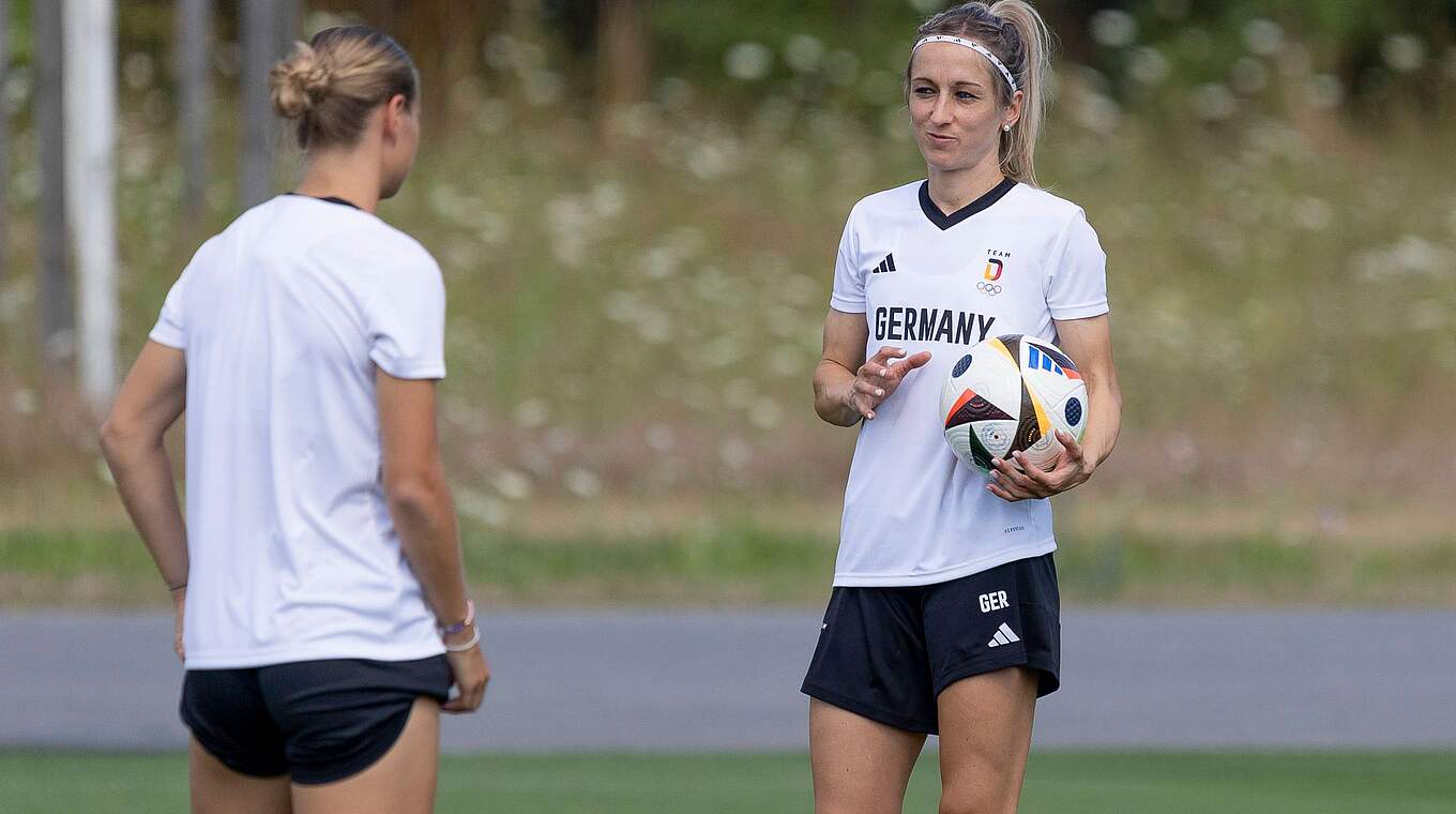 Erst in der Mixed Zone, dann beim Abschlusstraining: Kathrin Hendrich (r.) © Imago