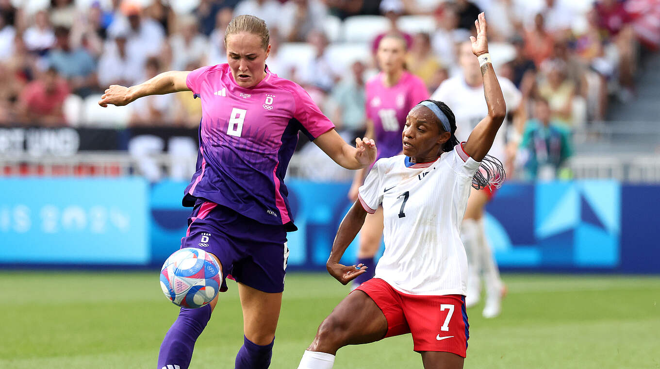 Im Zweikampf: Sydney Lohmann (l.) und Crystal Dunn (r.) © Getty Images