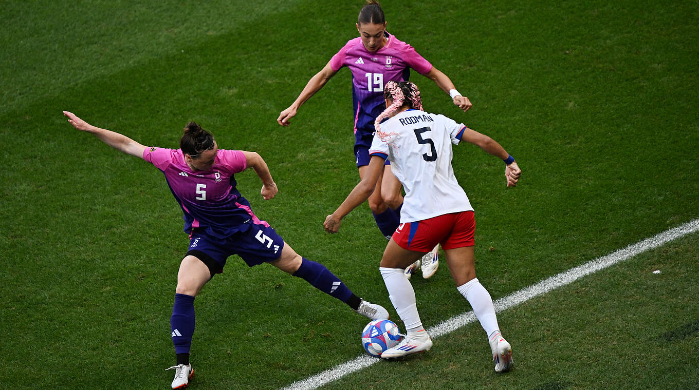 Marina Hegering(l.) und Felicitas Rauch (r.): Versuchen Rodman den Ball zu klauen  © Getty Images