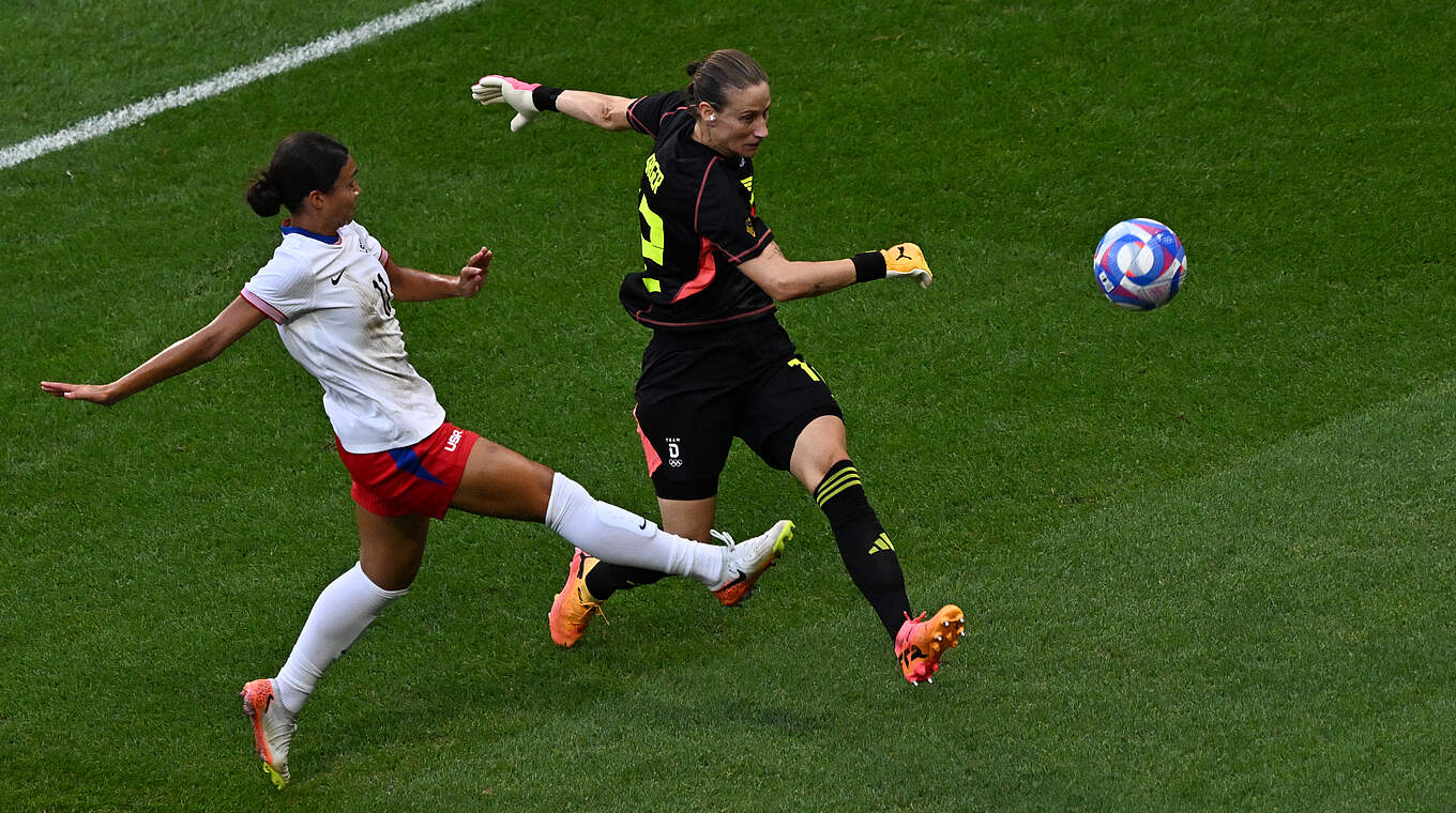 Unter Druck: Ann-Katrin Berger (r.) schlägt den Ball weg  © Getty Images