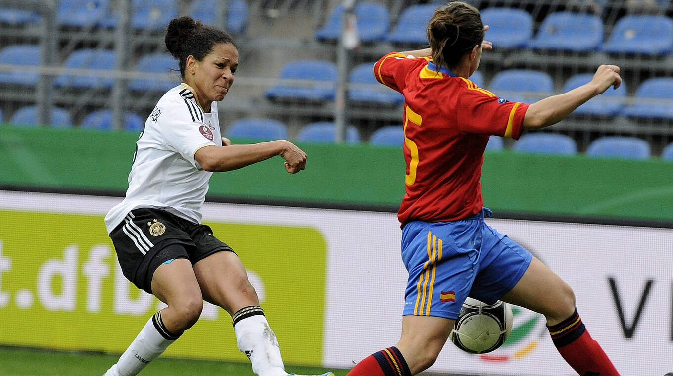 EM-Qualifikationsspiel 2012: Celia Sasić (l.) trifft viermal gegen Spanien in einem Spiel © Imago Images