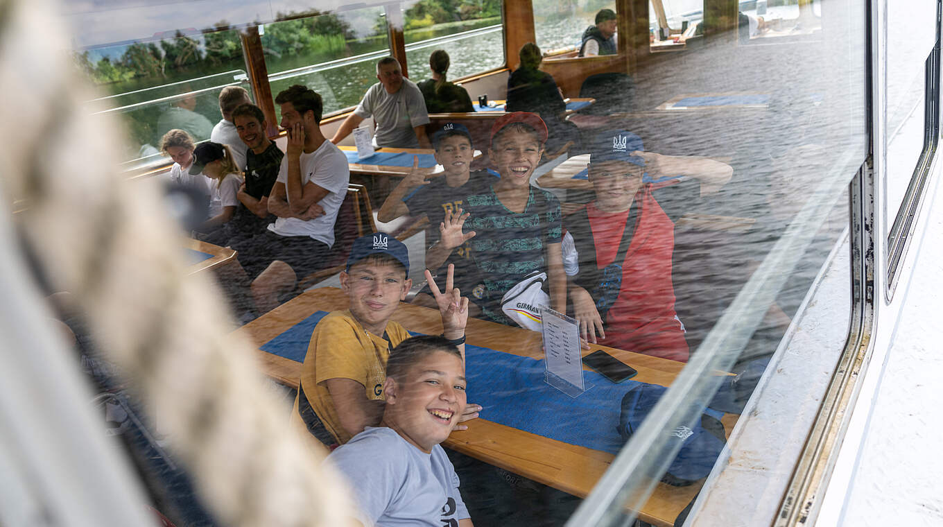 Sorgt für gute Stimmung bei den Kindern: eine Bootstour über die fünf Seen © DFB-Stiftung Egidius Braun