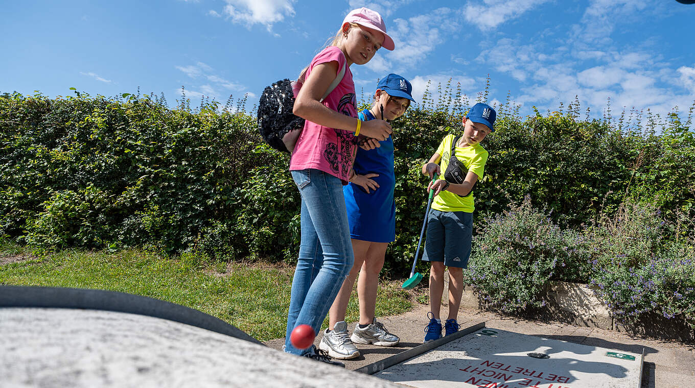 Teil des Programms: eine Runde Minigolf © DFB-Stiftung Egidius Braun