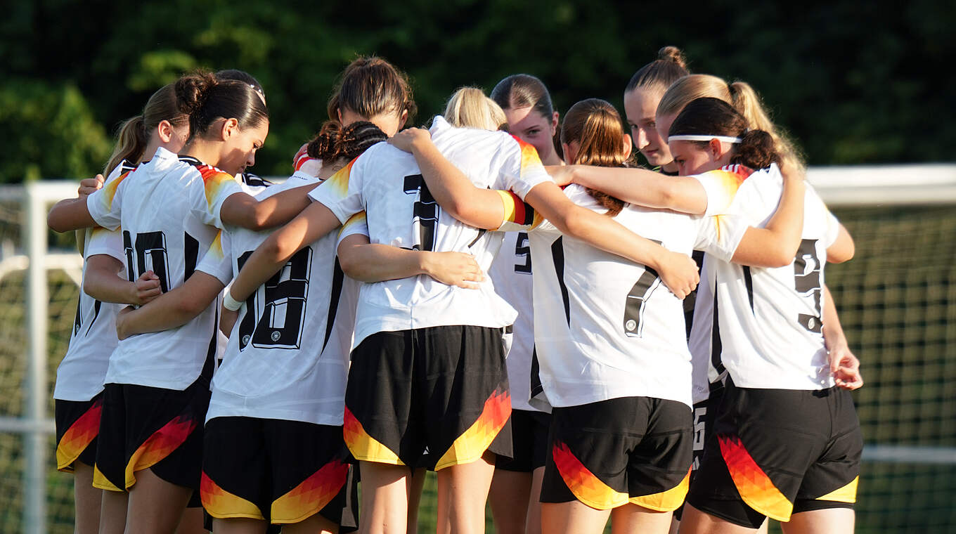 Gewinnen das Testspiel gegen Hannover 96: die deutschen U 17-Juniorinnen © Nils Hoefener