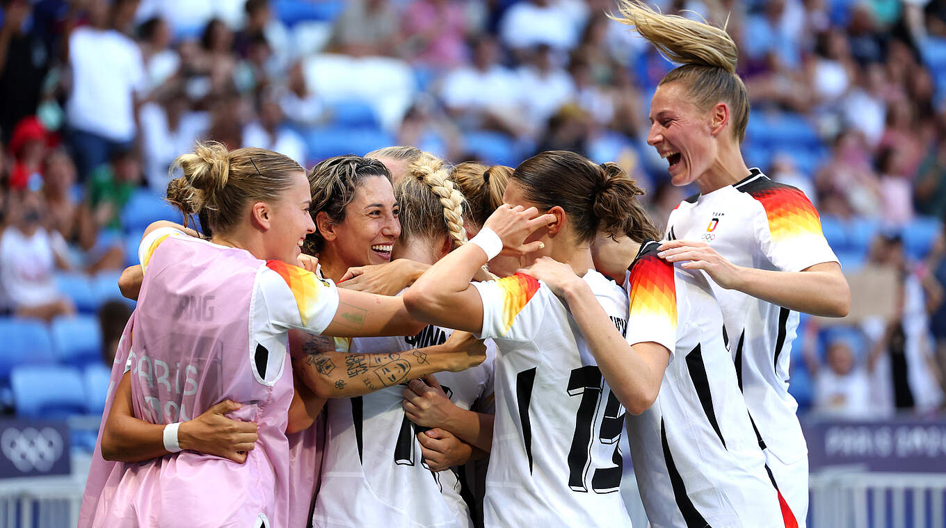 The DFB-Frauen celebrate with goalscorer Gwinn © Getty Images