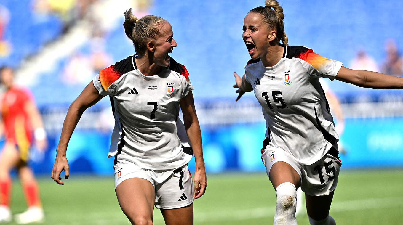 Gwinn (R) and Schüller celebrate the opening goal © Getty Images