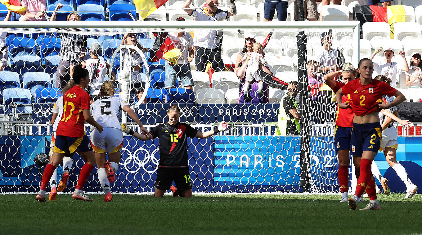 Goalkeeper Berger (C) saved Putellas' stoppage-time penalty kick © Getty Images