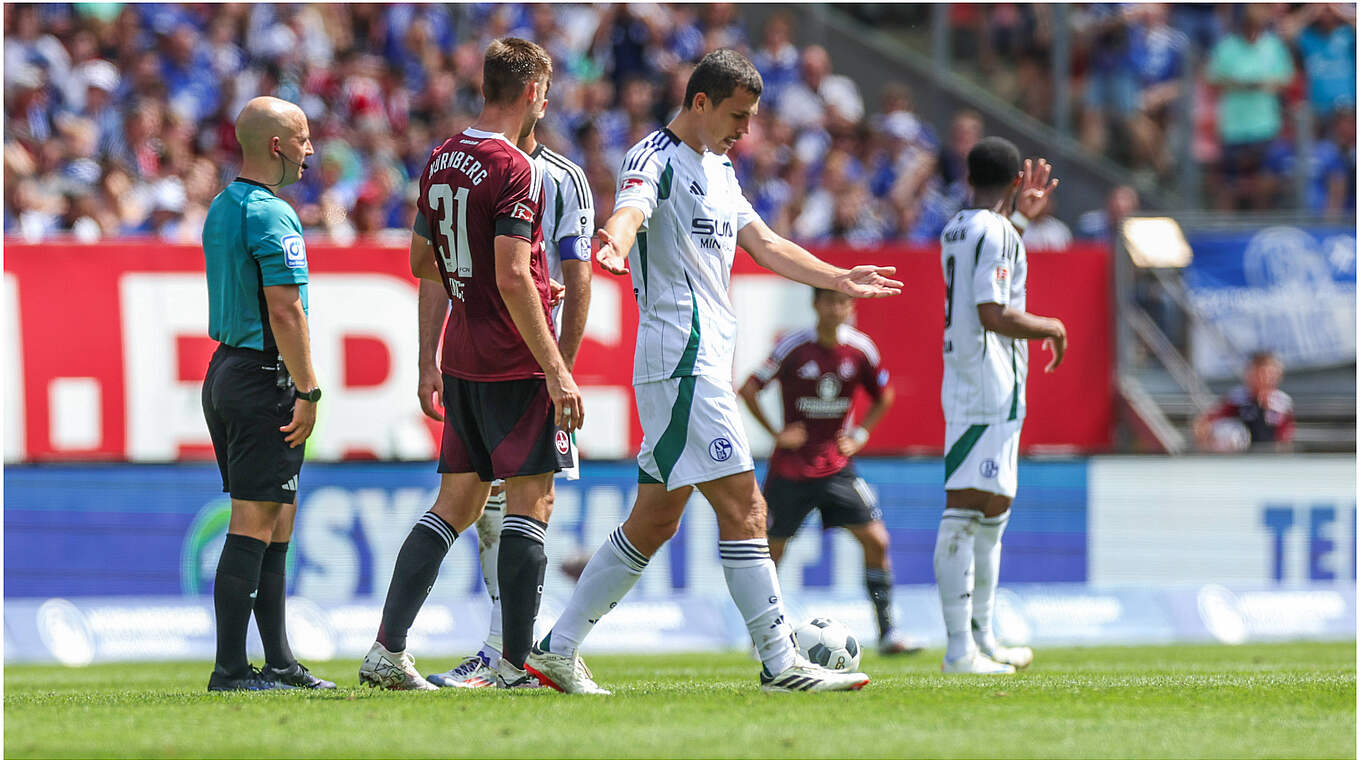 Sieht gegen den 1. FC Nürnberg die Gelb-Rote Karte: Ron Schallenberg (M.)  © imago