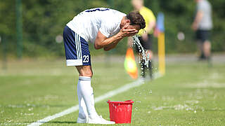 Bei hohen Temperaturen im Fußball sehr wichtig: abkühlen und ausreichend trinken © imago images/Hanno Bode