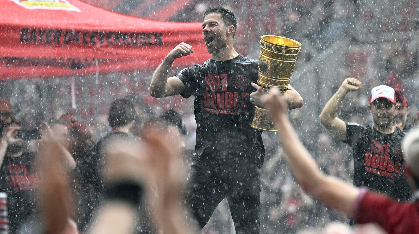 Geht als Titelverteidiger in die Pokalsaison: Coach Xabi Alonso mit Bayer Leverkusen © Getty Images