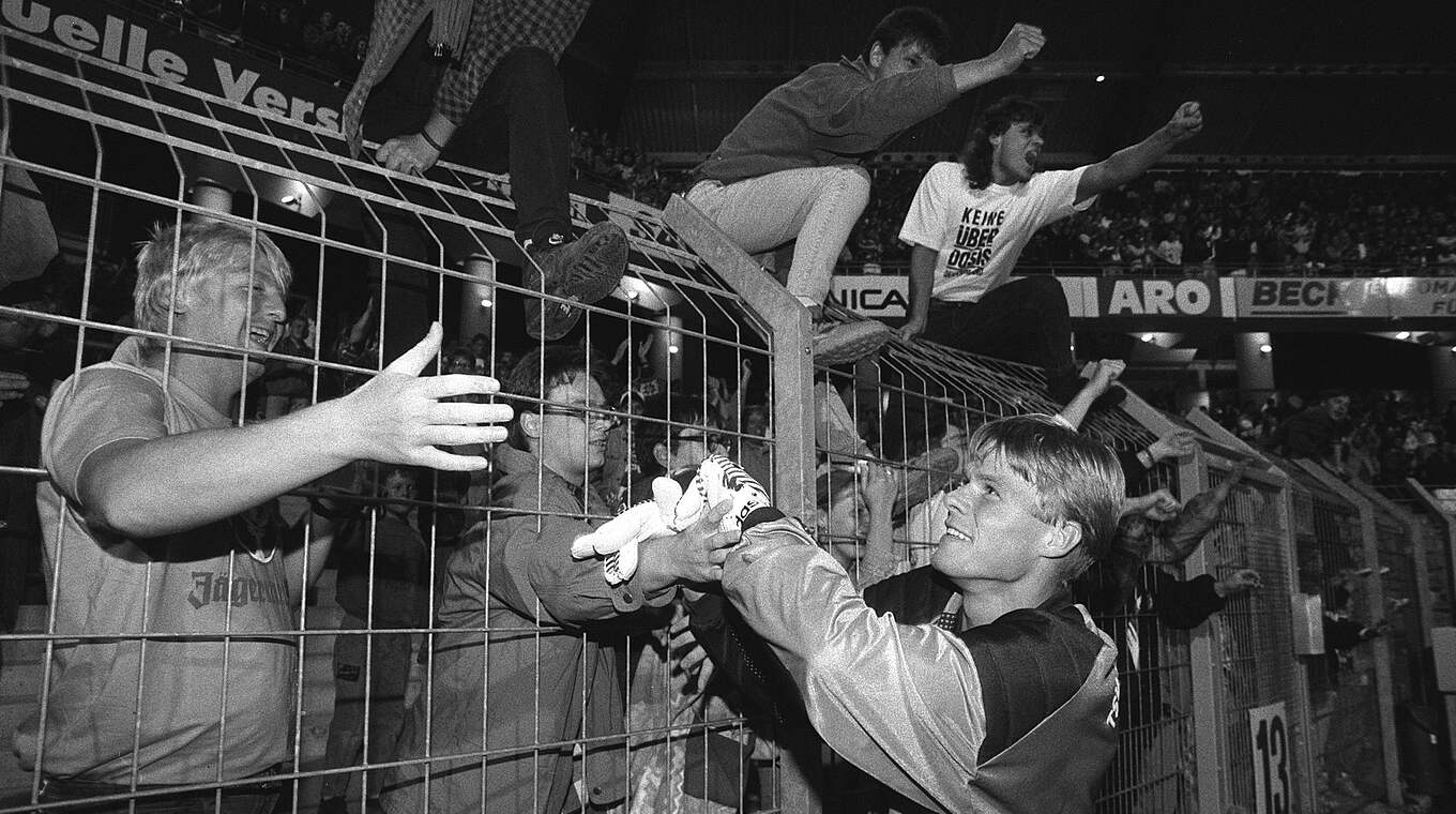 Bei den jubelnden Fans: Vestenbergsgreuths Torwart Ralf Scherbaum  © Imago Images