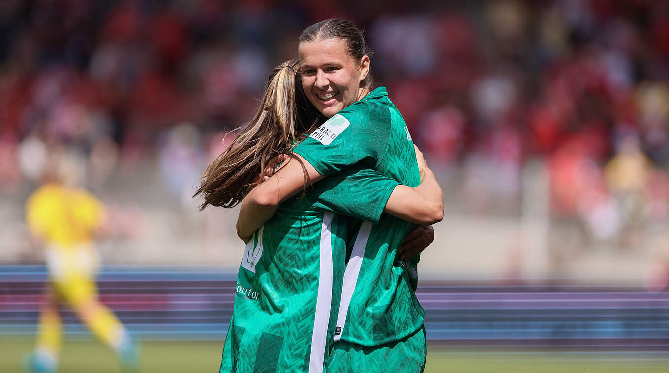 Jubelt ihrem Oberhaus-Debüt entgegen: Larissa Mühlhaus (r.) © SV Werder Bremen